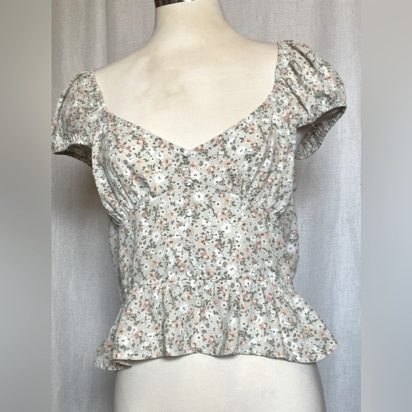 E&M Tops - NWT E&M dainty floral top